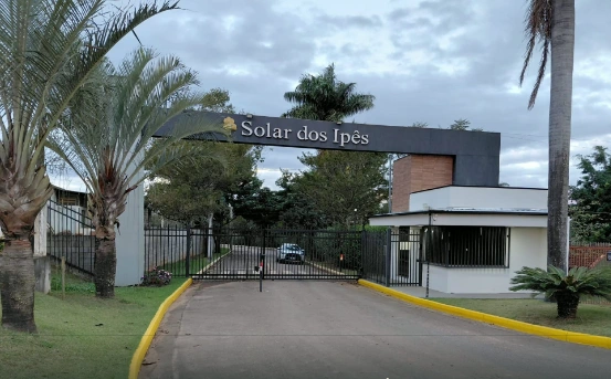 Portal de entrada e áreas verdes do Residencial Solar dos Ypês